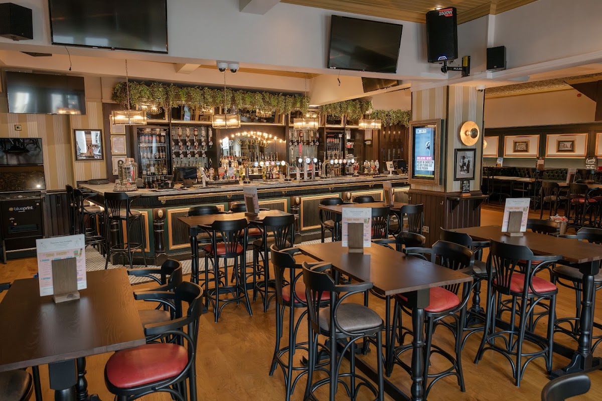 Ape and Apple — photo 1