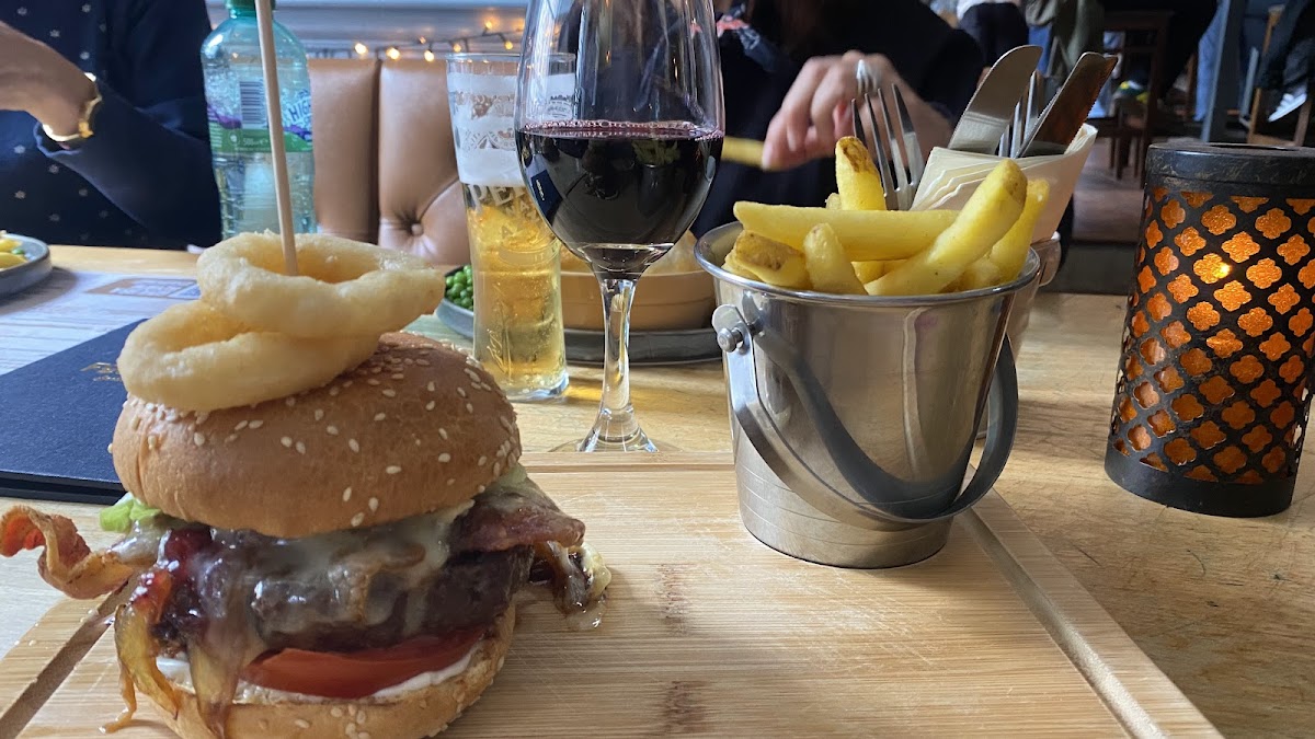 Footlights Bar and Grill — photo 4