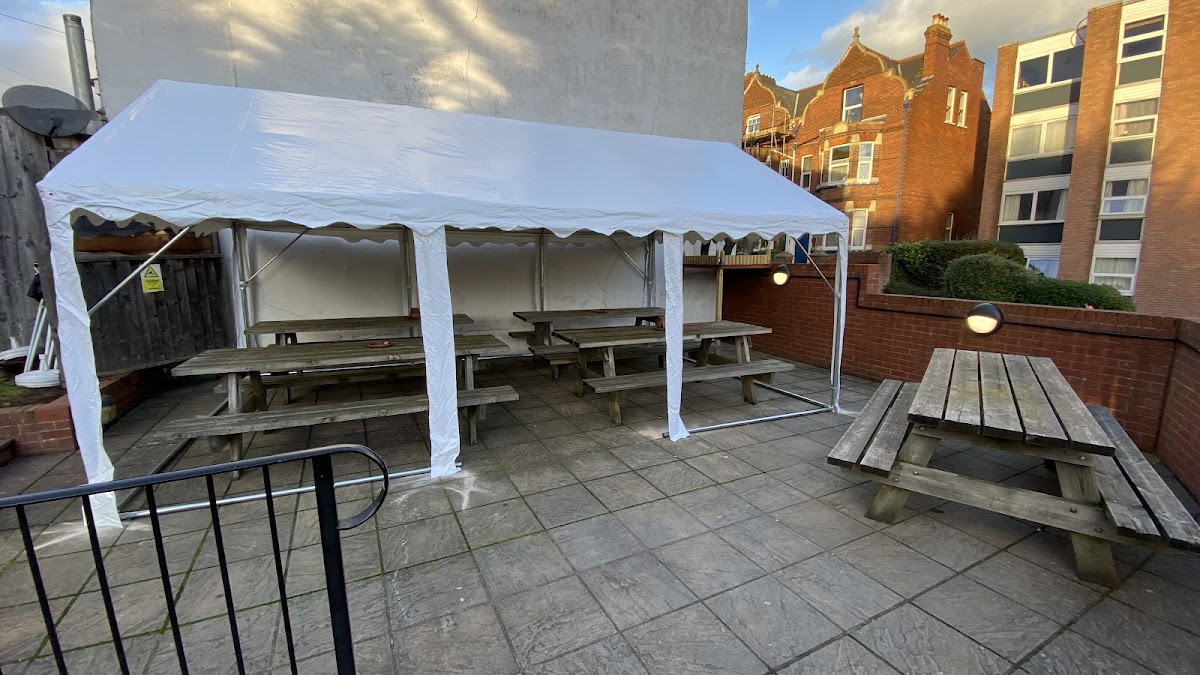 Henry's Bar — photo 1