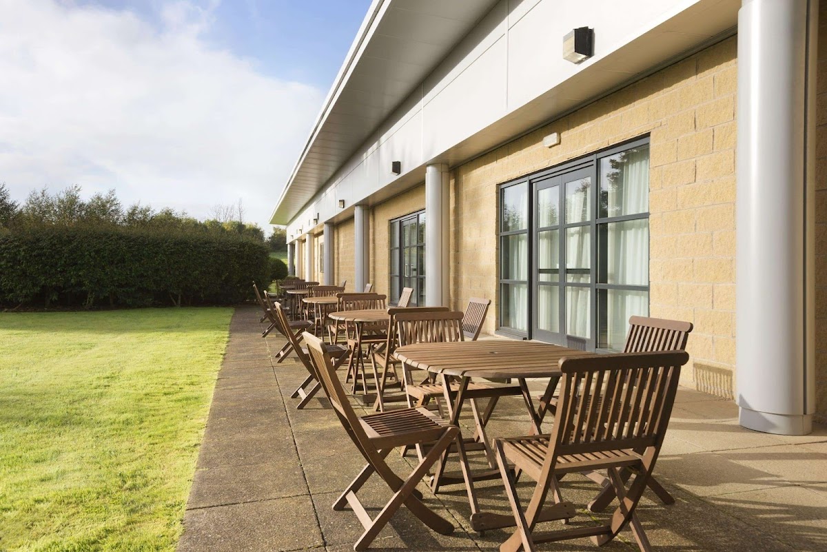 Ramada Plaza by Wyndham Wrexham — photo 1