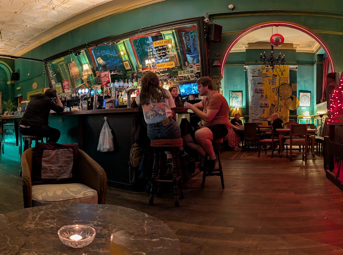 The Bread and Roses Free House — photo 3