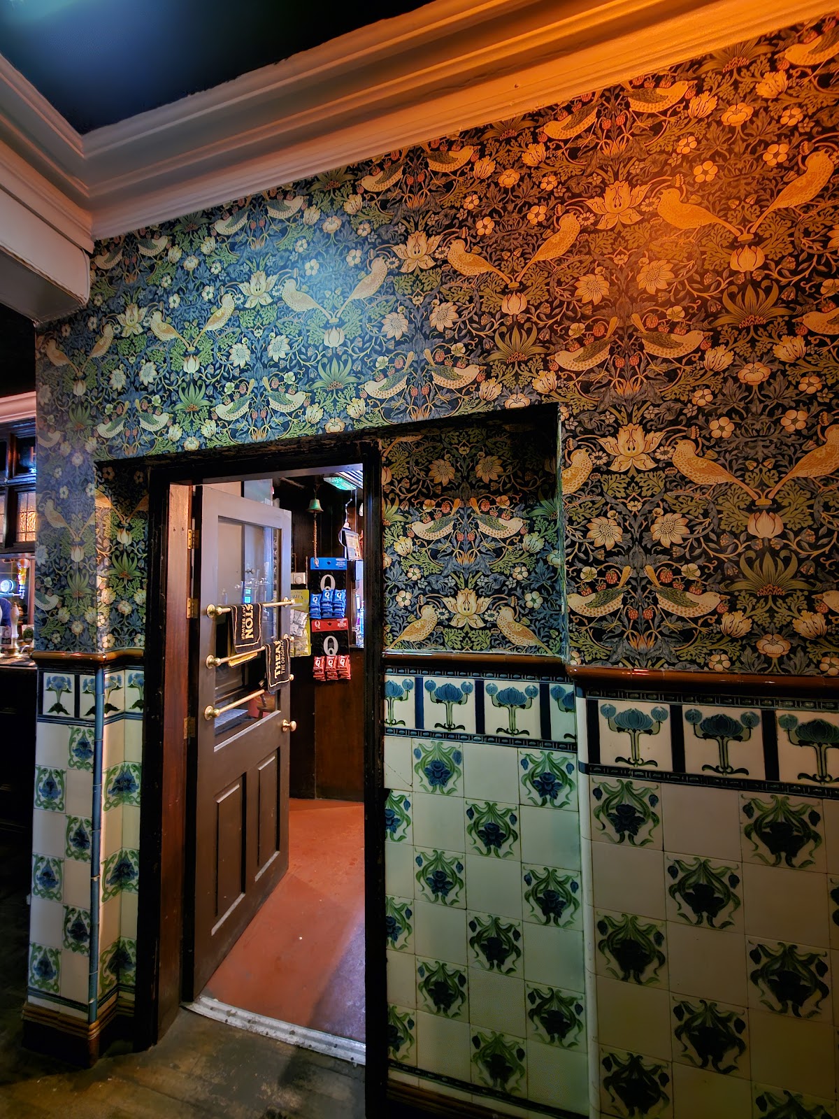 The White Lion — photo 1