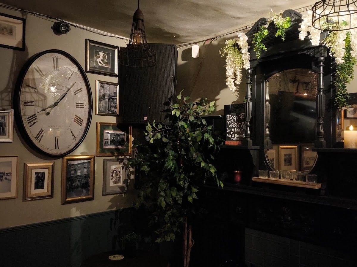 Coach & Horses photo