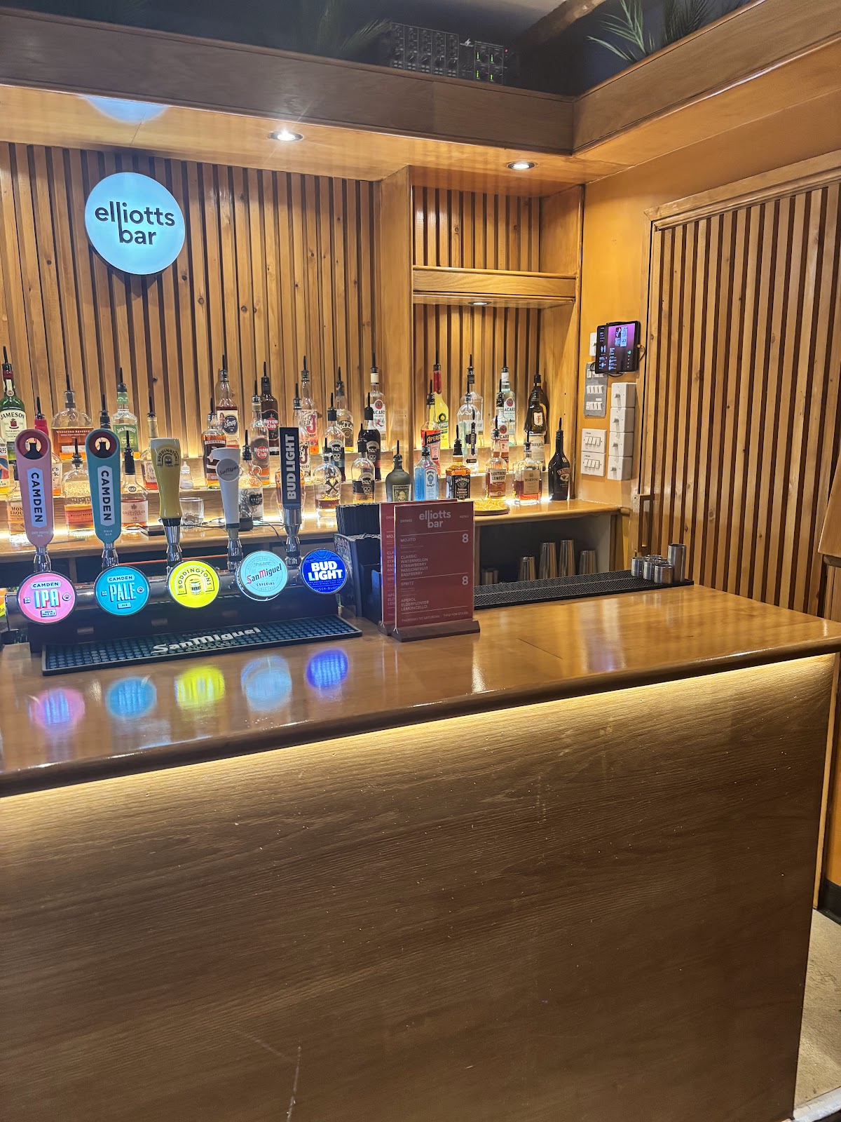 Elliotts Bar photo