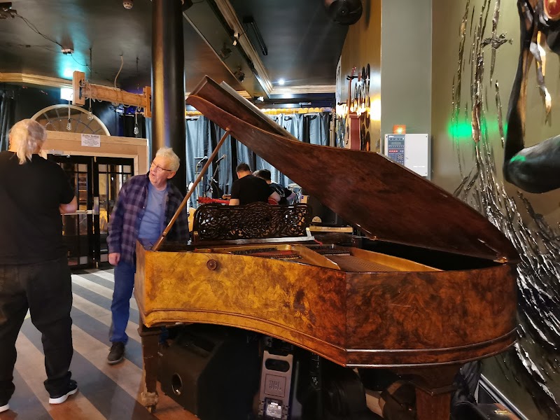 The Old Cigar and Olive — photo 4